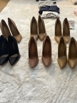 Klassiska pumps i olika färger - Säljer flera par eleganta pumps från Shoe Republic LA i svart, beige och nude. Alla har spetsig tå och hög klack. Perfekta för dig som vill ha stilrena och tidlösa skor till garderoben. Finns i flera neutrala färger som passar till allt. FRÅN 36 TILL 38 I OLIKA FÄRGER 100 KR STYCK 