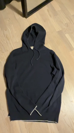 Stickad Hoodie - Säljer en riktigt snygg och skön stickad Boggi Milano hoodie, perfekt nu till vintern! Tröjan är använd några enstaka gånger och är inprincip helt som ny, inga skador eller märken på tröjan. Slutsåld överallt och säljs inte längre så den är svår att få tag på, strl S men passar även M, nypris 2500, mitt pris 750!