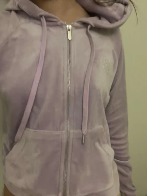 Ljus lila skön kofta  - Väldigt gosig skön kofta. Använd fåtal gånger är som ny 