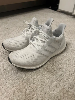 Adidas ultra boost hel vita - Använda några gånger. Skickas inom 24 timmar ifall ni köper!