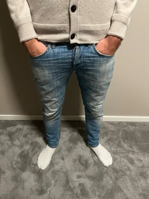 Dondup jeans  - Tja! Säljer ett par riktigt feta dondup jeans storlek 32. Fraktar inom 24 timmar. Hör av dig vid mer funderingar!🙌