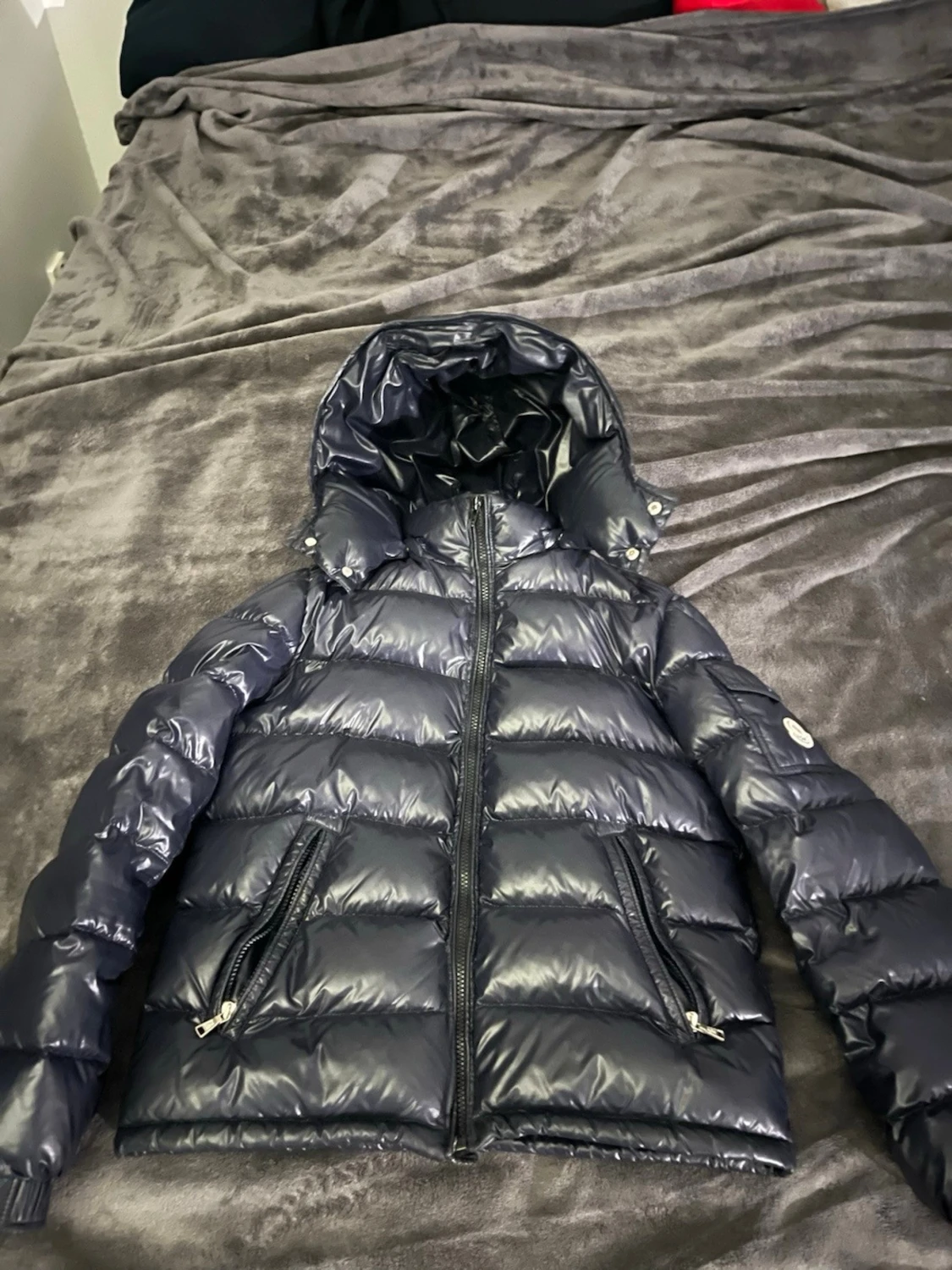 Mörkblå Moncler pufferjacka med huva