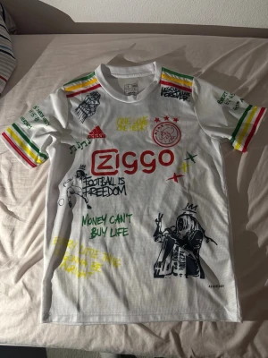 Vit Ajax x Bob Marley  - Säljer nu en Ajax x Bob Marley tröja dp den var för lite och fick den i julklapp har ej andvänds bara testats. Jag säljer den för ett extrem bra pris jemföety med vad andra har gjort. Obs! Priset är en hugget i sten!!