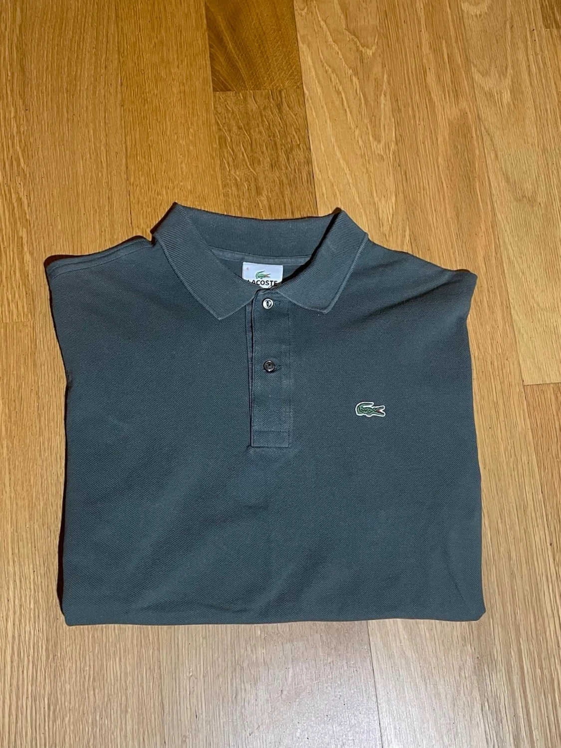 Mörkgrön pikétröja från Lacoste