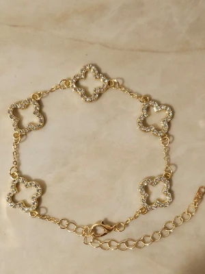 Guldfärgat armband✨️💛 - Guldfärgat armband med klöver✨️🫶