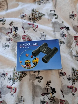 Kikare – Sport Glass 4×30 mm – Ny i originalförpackning - Säljer ett par smidiga och lätta kikare som nästan inte har använts alls. De ligger fortfarande i sin originalförpackning. Perfekta för barn, utflykter, sportevenemang, nöjen eller enklare naturspaning!  **Specifikationer:**  * Förstoring: 4× * Linsdiameter: 30 mm * Kompakt och lätt att ta med sig * Justerbar fokus  Skick: I princip helt ny. Endast testad snabbt. * Kikare * Originalkartong  Snabb och säker frakt via posten! Fråga gärna om du undrar något!  Lämnar självklart god omdömen om köpare