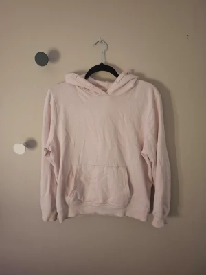 Ljusrosa hoodie  - Super skön ljusrosa hoodie som tyvärr har blivit för liten.💕 