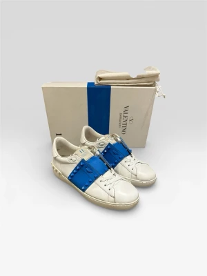 Valentino Open skor  - Ett par blå/vita Valentino Open skor i storleken 41✅ Skick 9/10, sparsamt använt✅ Pris: 2700kr Skriv vid minsta fråga ✅🕰️