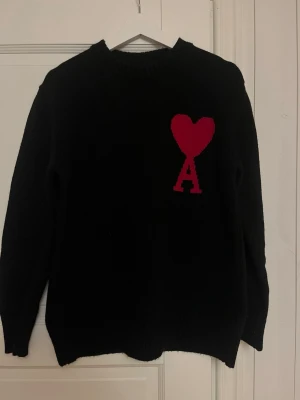 Ami Paris Tröja - Ami Paris tröja i gott skick! Storlek M, men tycker personligen att den sitter som en S. Hör av dig vid frågor!
