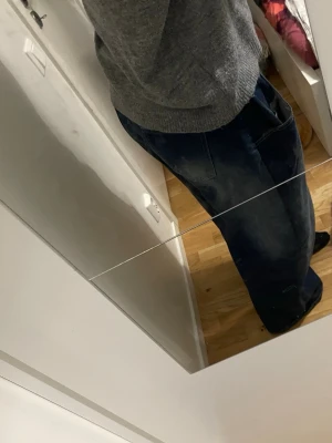 Blåa wide jeans med loose passform, baggy jeans,  - Säljer ett par blåa jeans med breda ben och loose passform. Jeansen har klassiska fickor fram och bak, samt en mörk tvätt med lätt slitna detaljer. Perfekta för dig som gillar en avslappnad och trendig stil.