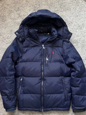 Ralph Lauren Jacka - Säljer en mörkblå Ralph Lauren Jacka som inte kommit till användning. Superbra skick, inga defekter, självklart äkta. Skriv för fler bilder eller andra funderingar 🙂