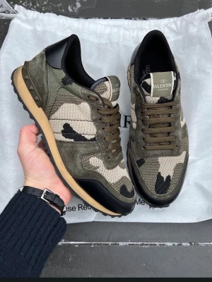 Valentino rockrunners  - Hej! Säljer dessa supersnygga rockrunners! Skick 10/10 helt nya använda ca 1 dag! Size 41 sitter true to size! Dustbag och kvitto från therealreal bevisar äktheten! Hör av dig vid intresse! Annars går köp nu även bra! 🤩🤝