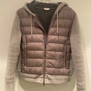 Moncler Maglia Cardigan - Hej, säljer nu denna Moncler Cardigan då den är för liten, den är mycket unik och säljs inte längre. Perfekt nu när det blir kyligare ute och passar dom sa har storlek S eller M. ❄️🍂 (Nypris 10000kr+/Självklart äkta) Hör av er om ni har några frågor😁💯