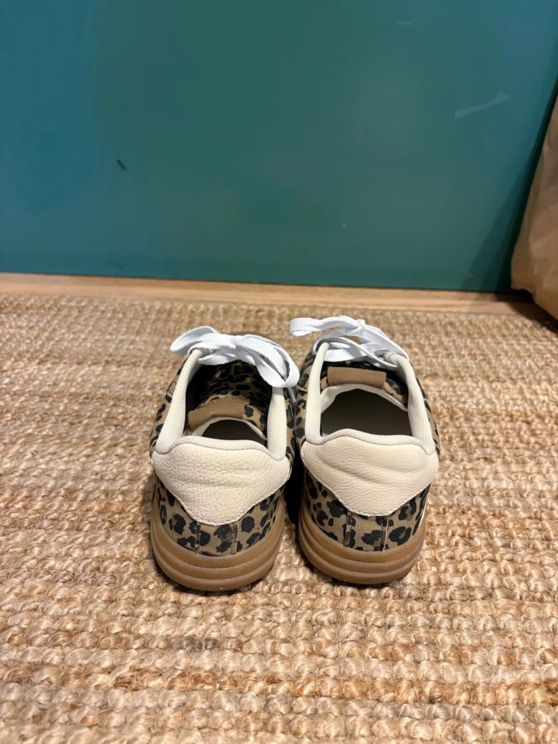 Leopardmönstrade sneakers med vit detalj - 1