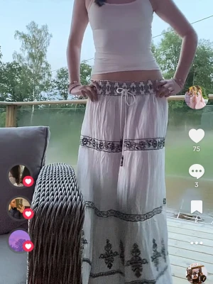 Vit långkjol med broderade detaljer - Säljer en vit långkjol från Zara med mönster och snörning i midjan. Passar storlek s-m 