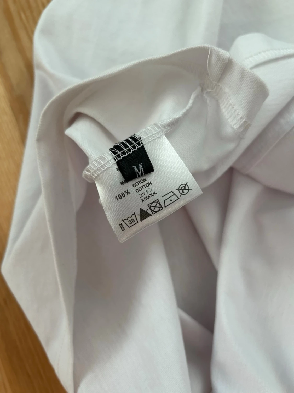 Vit t-shirt med nitar från Givenchy - 3