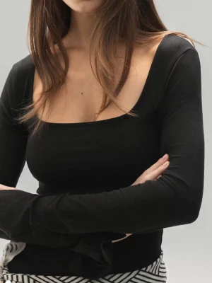 Svart topp med utsvänga armar - Svart topp med utsvängda armar från Gina i storlek xs, nästan aldrig använd