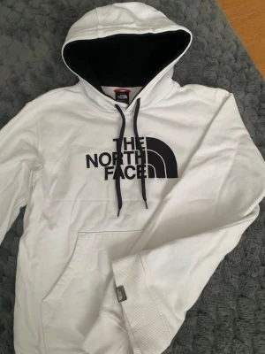 The North Face  - The North Face Huvtröja strl M (sällsynt) just med svart inne i huvan. 