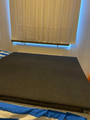 Svart väst i bomull - Säljer en stilren svart väst med enkel design. Västen har en rak form och är tillverkad i bomullsmaterial som känns mjukt och bekvämt. Perfekt att slänga över en hoodie eller t-shirt för en chill look. Inga synliga detaljer eller mönster.