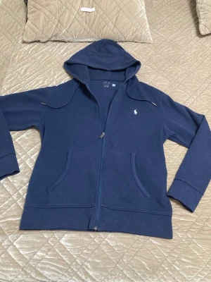 Ralph lauren zip up  - Ralph lauren zip up den är stor på mig därför vill jag sälja, kommer med tag