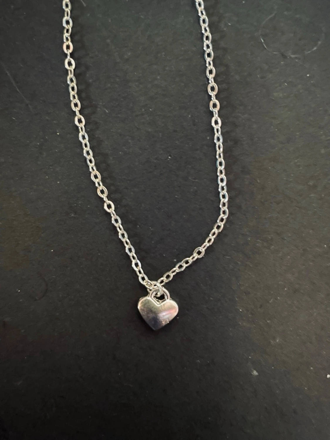 By prisförslag- silvrigt Halsband med mini hjärta 45 cm längd