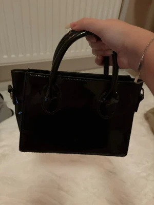 Mini väska  - Väldigt söt och klassisk svart väska. Passar till alla outfits! 