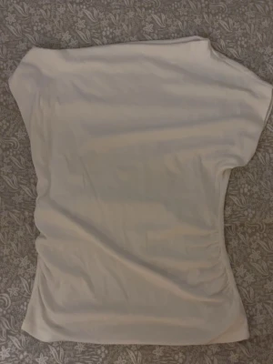 Vit topp - Jättefin vit topp från mango i mycket bra skick, går både att ha den lite off shoulder och rakt😊❤️