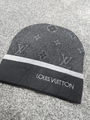 L och V mössa  - L och V mössa perfekt under kalla tider ❄️