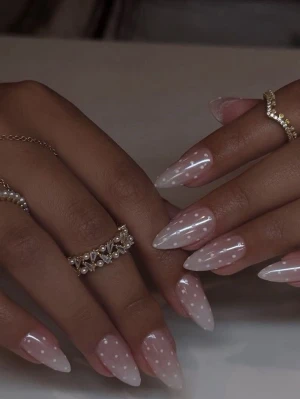 Naglar med vita prickar - ✨Handgjorda lösnaglar✨Perfekt för dig som gillar söta och trendiga naglar.💖Tveka inte att skriva vid frågor, önskemål eller storlek, pris kan diskuteras!