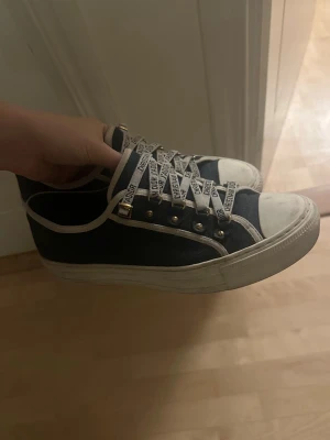 Dior skor  - Säljer dessa skit snygga dior skorna! Super fina endast lite smutsiga, en skruv lagad💕kod finns i skorna som visar äktheten