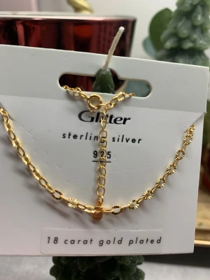 Silver armlänk 925.  Doppad i 18karat guld  - .säljer en riktigt fin silver  armlänk 925.  Som är doppad i äkta 18k guld.   Smycket är helt nytt och kommer som på bilden.    