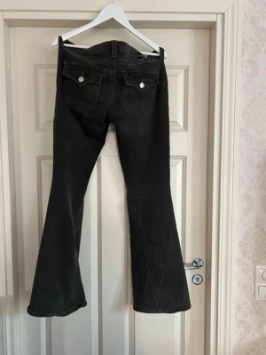 Gråa True Religion jeans - Gråa true religion jeans. Perfekt skick endast testade. Modell Becca. Skickar samma dag som beställning lagd.