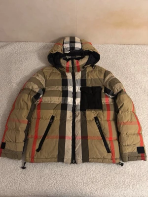 Burberry pufferjacka - Säljer en pufferjacka från Burberry som är vändbar. Jackan är  i mycket bra skick.