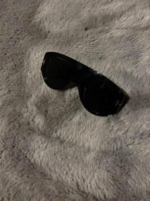 Tom Ford Solglasögon  - Tjena säljer nu dessa riktigt feta Tom Ford glasögonen i mycket bra skick. Dessa är använda ett fåtal gånger. Hör av er vid frågor eller funderingar!