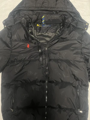 Polo Raulph Lauren puffer S - En polo raulph lauren i storlek S, passar 180-185. Jackan är i bra skick (8/10)och är perfekt för vintern. Enda felet är att zippern är lite trög. Annars kommer den med tag och kvitto🙌 skriv vid någon fundering 