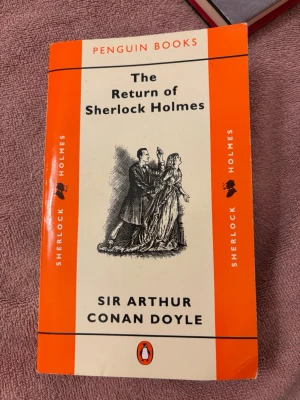 The Return of Sherlock Holmes - Följ med Sherlock Holmes när han återvänder efter tre års frånvaro och tar sig an nya mysterier i London. Perfekt för dig som gillar spänning, gåtor och klassiska detektivberättelser. En tidlös bok som passar unga vuxna och alla som älskar mysterier.