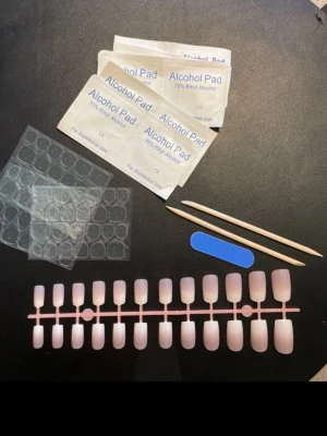 Press on naglar ink tillbehör  - 24 st press on naglar i fransk ombre, ink tillbehör:  10 st alkohol wipes  1 st fil  2 st träpinnar  72 st glue tabs   Allt för en enkel applicering, samt återanvända naglarna