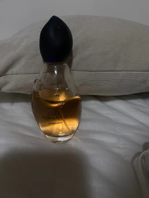 Pure Romantic Eau de Parfum - Jeanne arthes Pure romantic perfume. 100ml, ungefär 70% av den full.