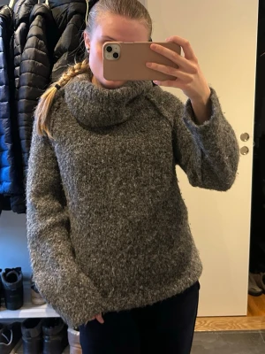 Arket stickad tröja  - Jättefin o skön tröja från arket köpt på plick. Säljer eftersom jag inte använder den. Storlek S men lite oversized, därför är den lite uppvikt. Jättebra skick, inga defekter. Kom privat för fler bilder 🩷