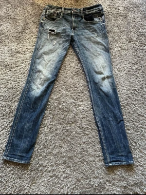 Replay jeans - Ny pris 1700-2000kr Vårt pris 600 kr Replay Anbass jeans i blå tvätt Slim fit / stretch Storlek: L34 W33 Skick: 8/10 (normalt slitage, se bilder) Inga större defekter 100% äkta Snabb frakt🤩 Tveka inte på att höra av dig🌟