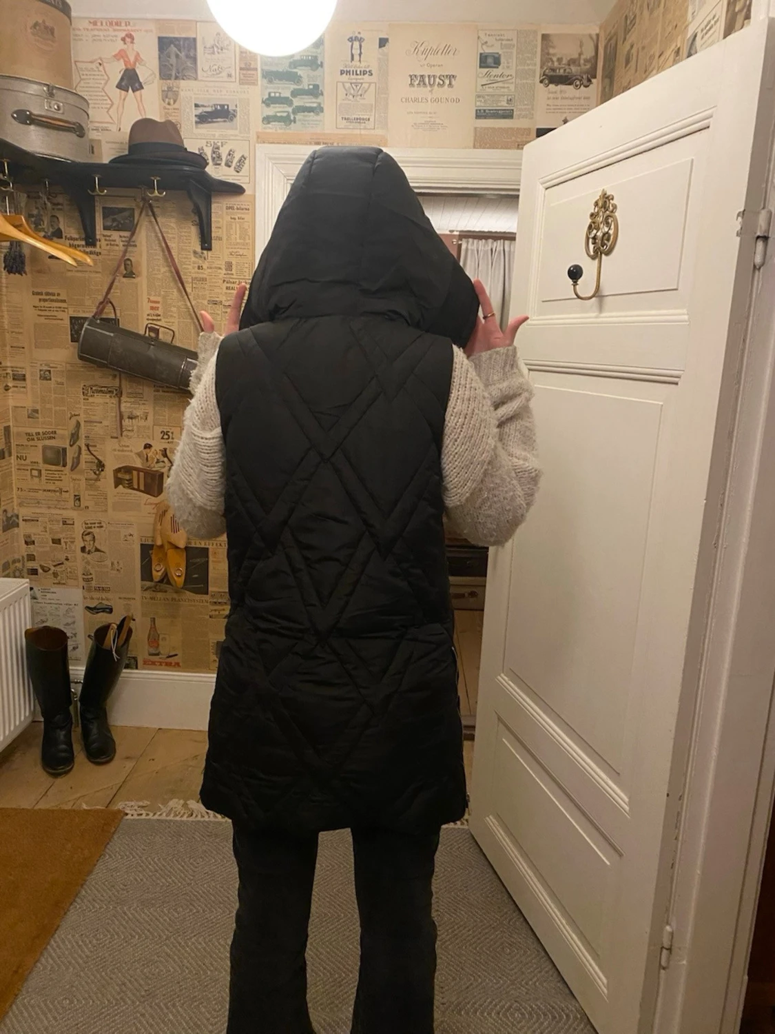 Svart lång quiltad dunväst med huva - 1