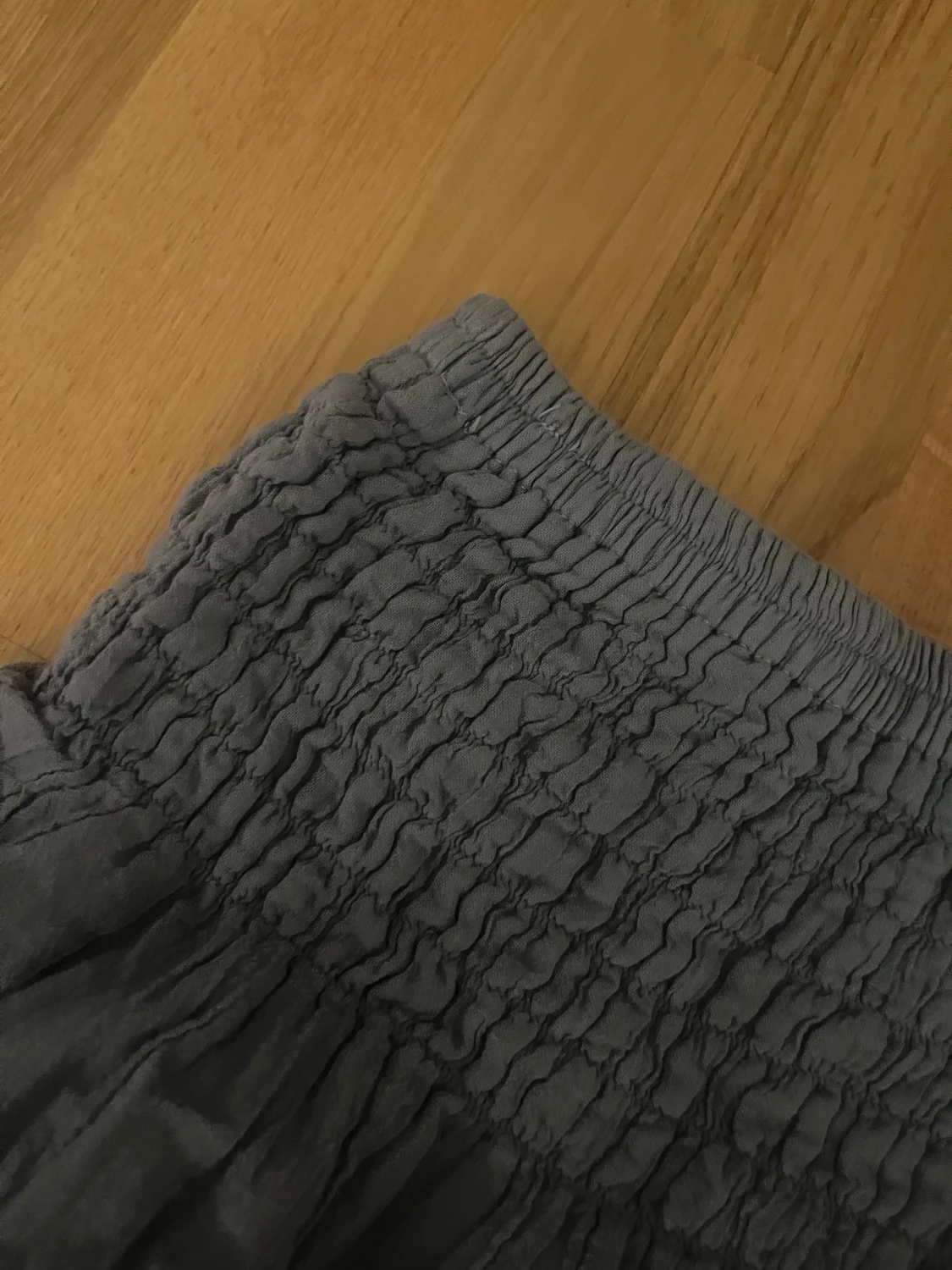 Grå volangkjol med smock - 1