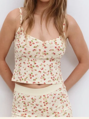 Linne jordgubbar  - Från Gina i storlek s. Endast använd en gång .