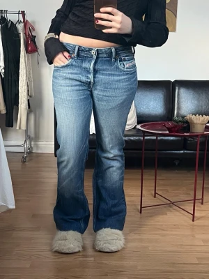 Lågmidajde jeans  - As snygga vintage lågmidajde jeans från diesel🙌🏼⭐️ använda fåtal gånger, i riktigt bra skick! Jag är 165cm💋