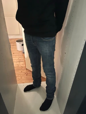 Jacob Cohen  - Säljer ett par Jacob Cohën-jeans, modell 622 Comfort, i storlek 30. Jeansen är i mycket fint skick, 9–10, i jättebra skick och nästan helt nya. Nypris ca 5 000 kr. Bekväm passform och mycket hög kvalitet. Benlängden är ca 103 cm och midjemåttet är ca 38 cm. Han på bilden är ca  175-180 cm lång. Hör av dig vid frågor eller för fler bilder. 