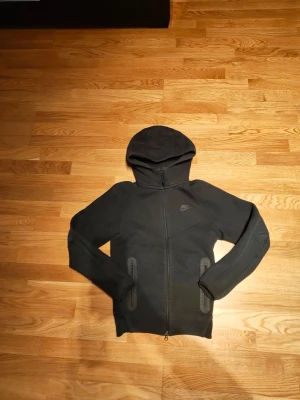 Svart Nike tech - Sjukt snygg nike tech hoodie som passar till alla årstider
