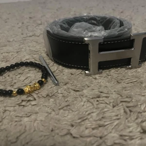 Svart H Bälte  - Säljer mitt herrmes bälte 100cm helt nytt. Armband ingår. Hör av er vid frågor och funderingar 