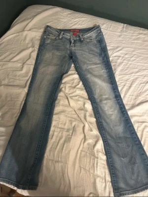 Blå bootcut jeans från Zinna Jeans - Midjemått:76cm innerbenslängd: 84cm. Snygga ljusblå bootcut jeans från Zinna          