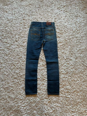 Nudie jeans grim tim dry vintage denim - Snygga jeans från nudie i modellen grim tim. Jeansen är använda men i toppskick utan defekter. Storlek W27 L32. Tveka inte på o skriva vid fler frågor!