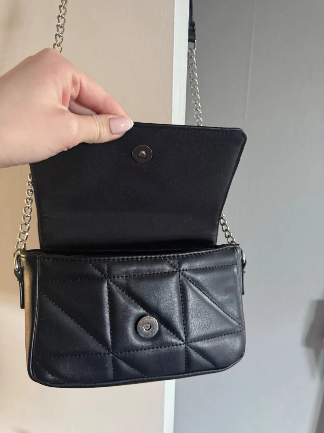 Svart quiltad axelväska med kedja - 2
